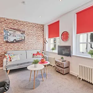  Apartment Majestic Mews With Free Parking - By My Getaways