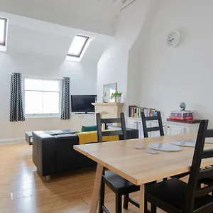 Fantastic 3 Bed House- Sleeps 6- Superfast Wifi And Garage Appartement