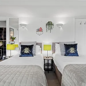  Apartment Escape To The Sea Large Property- 150 Meters- Sleeps 5 - Fast Wifi